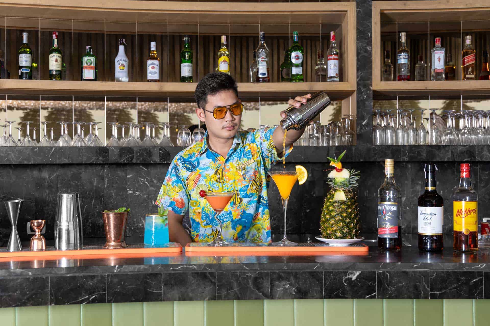 RC_Sky-Aquarium-Pool-Bar-8