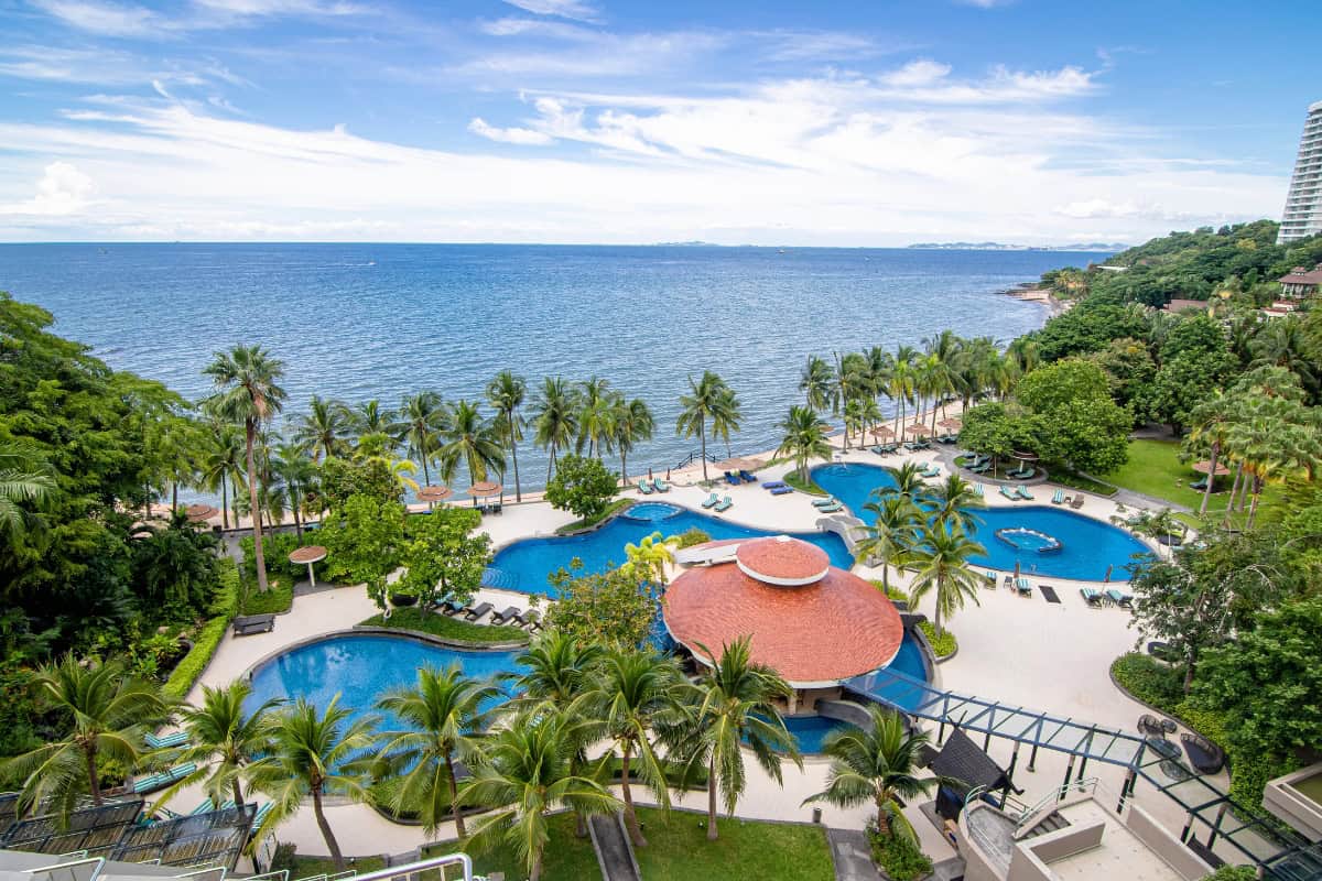 free-form swimming pools near the beach at our 5-star pattaya hotels