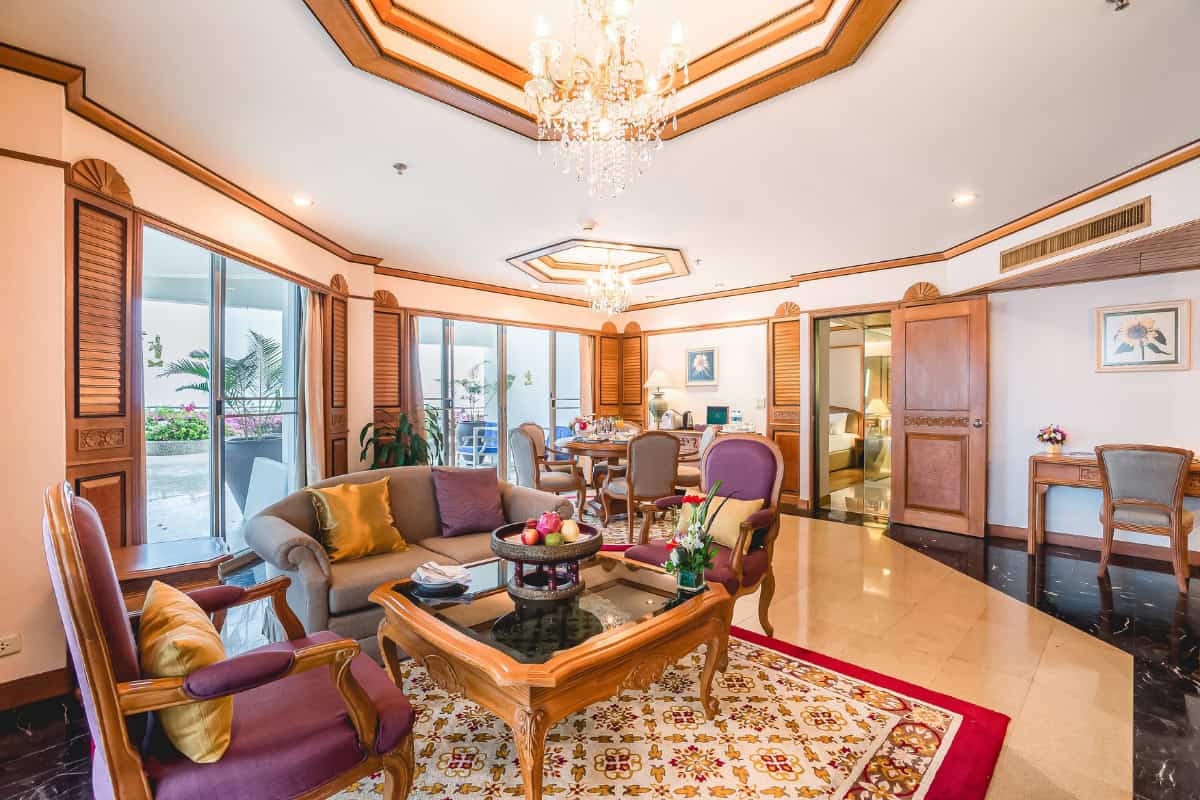 royal suite hotel room in pattaya resort