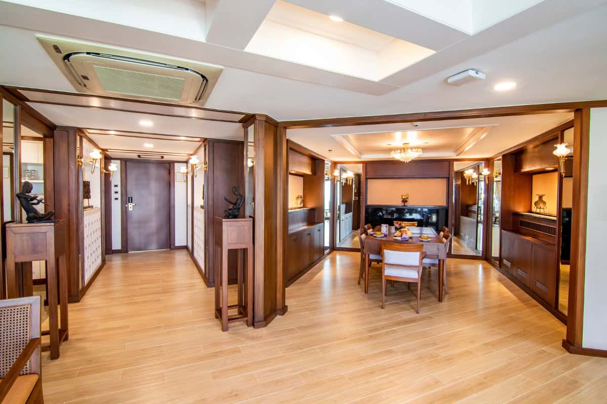 spacious suite at 5-star luxury hotel in pattaya