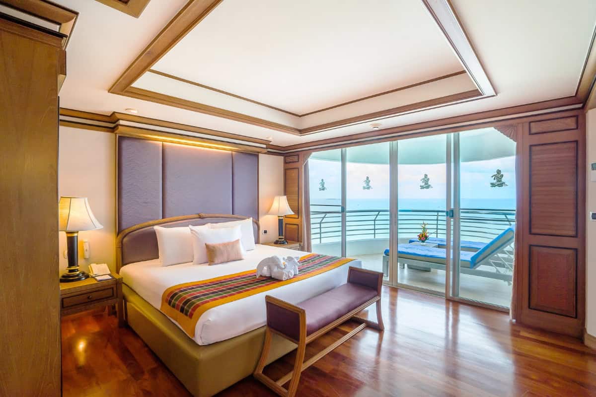thai themed hotel room at pattaya 5-star hotel