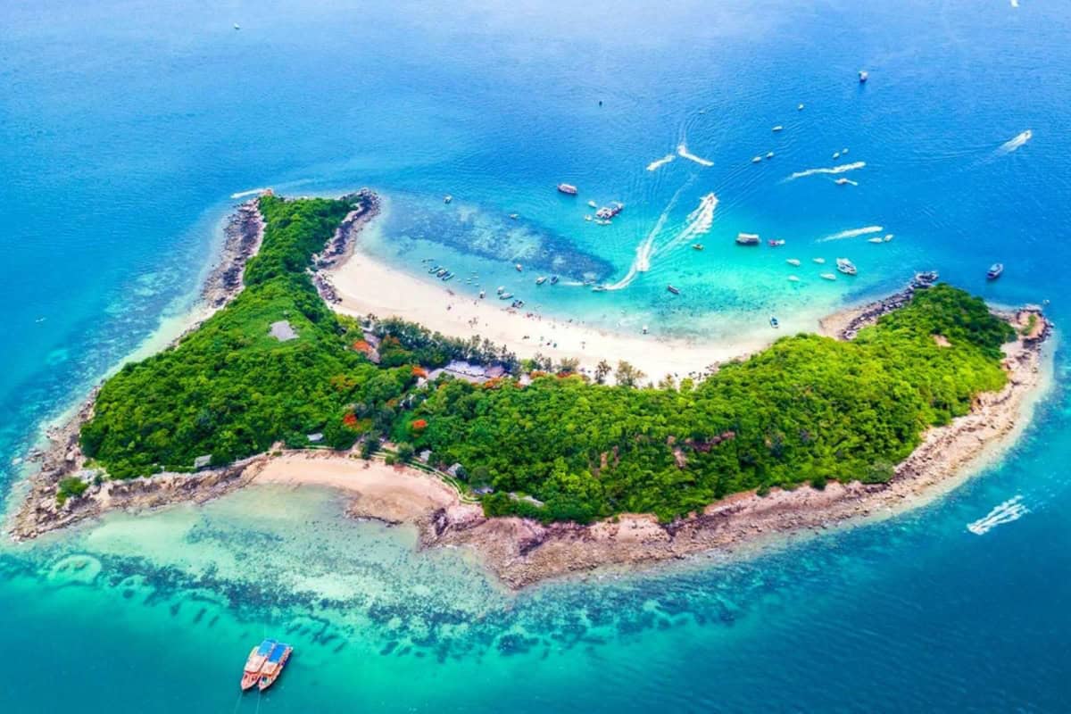 horseshoe shaped island near pattaya called koh sak