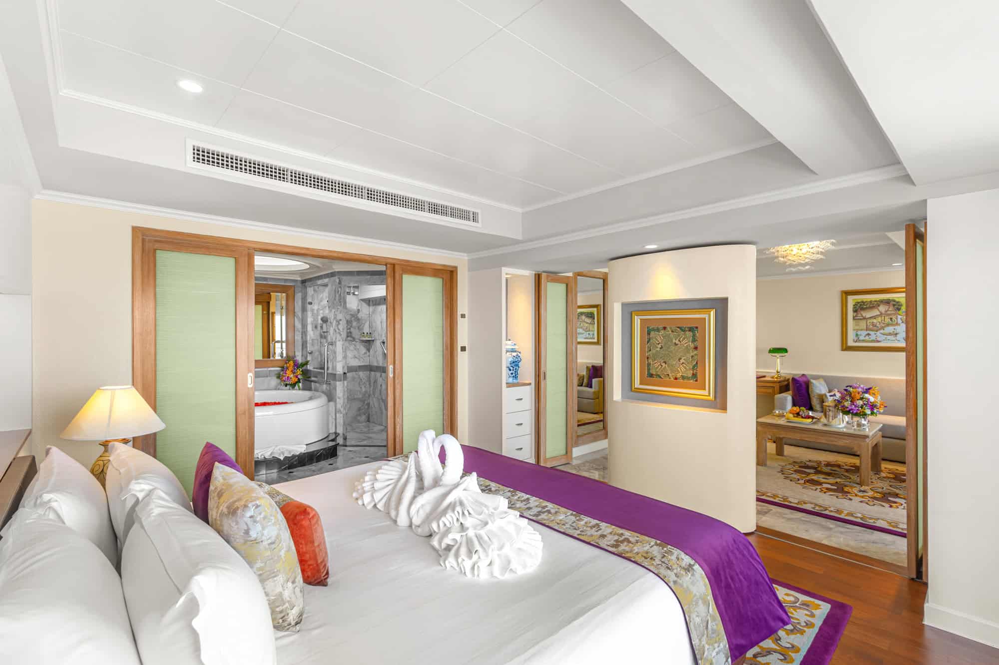 Royal-Wing-Suite-02