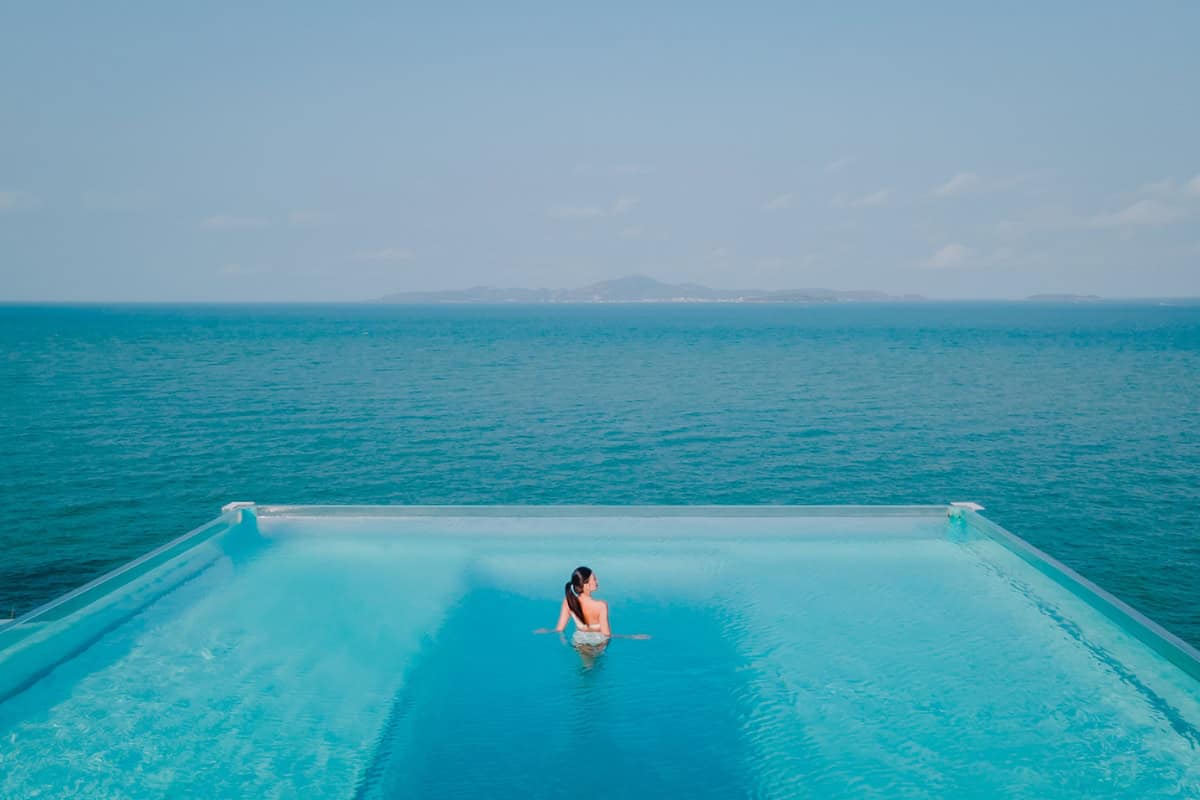 award-winning hotel swimming pool that blurs the line between the the swimming pool and sea