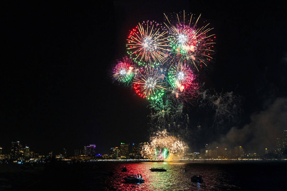 pattaya fireworks festival display at night
