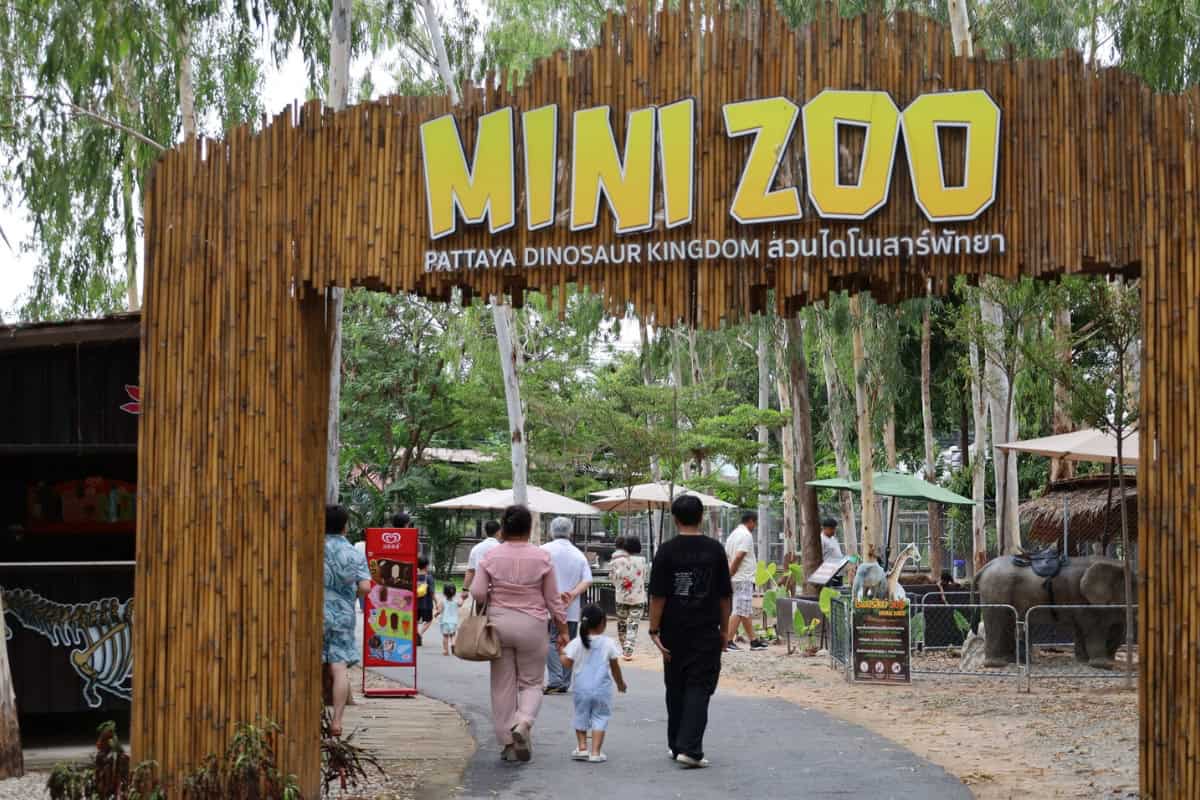 mini zoo at pattaya dinosaur kingdom