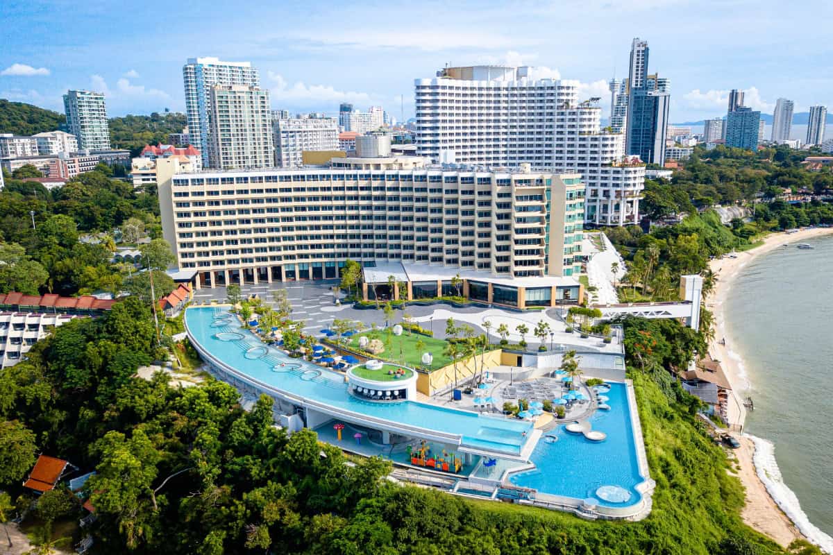 sky aquarium infinity pool in pattaya
