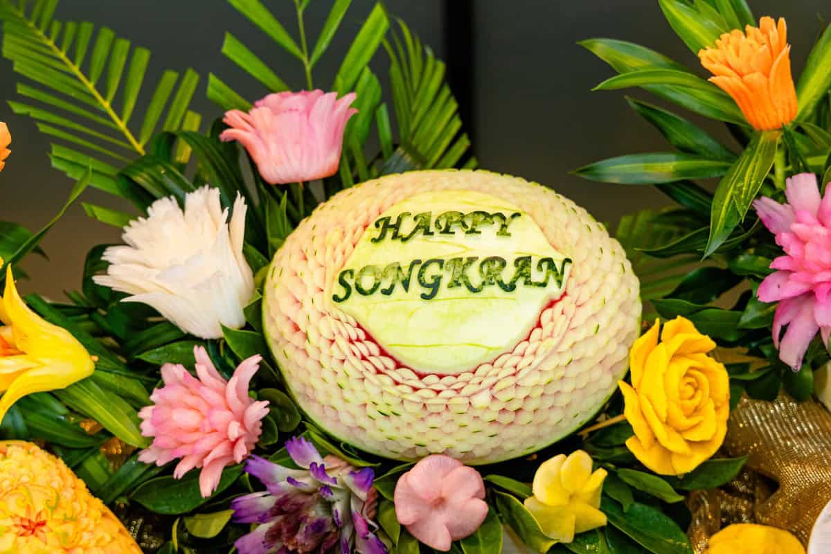 ผลไม้แกะสลักในเทศกาลสงกรานต์