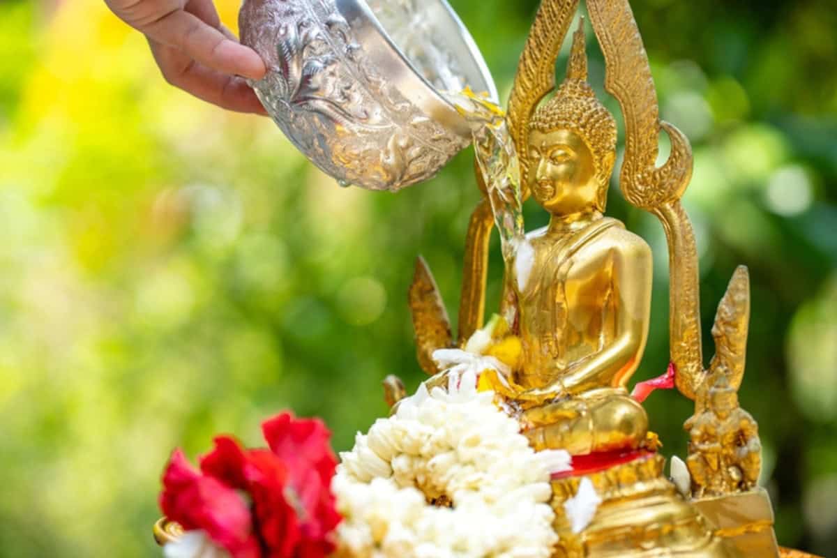 การสรงน้ำพระในเทศกาลสงกรานต์