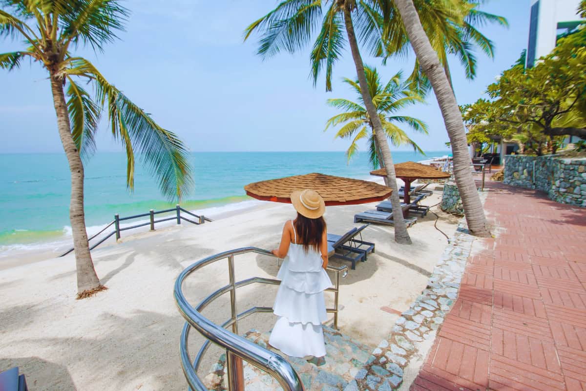 woman going to places to visit in pattaya locals go to