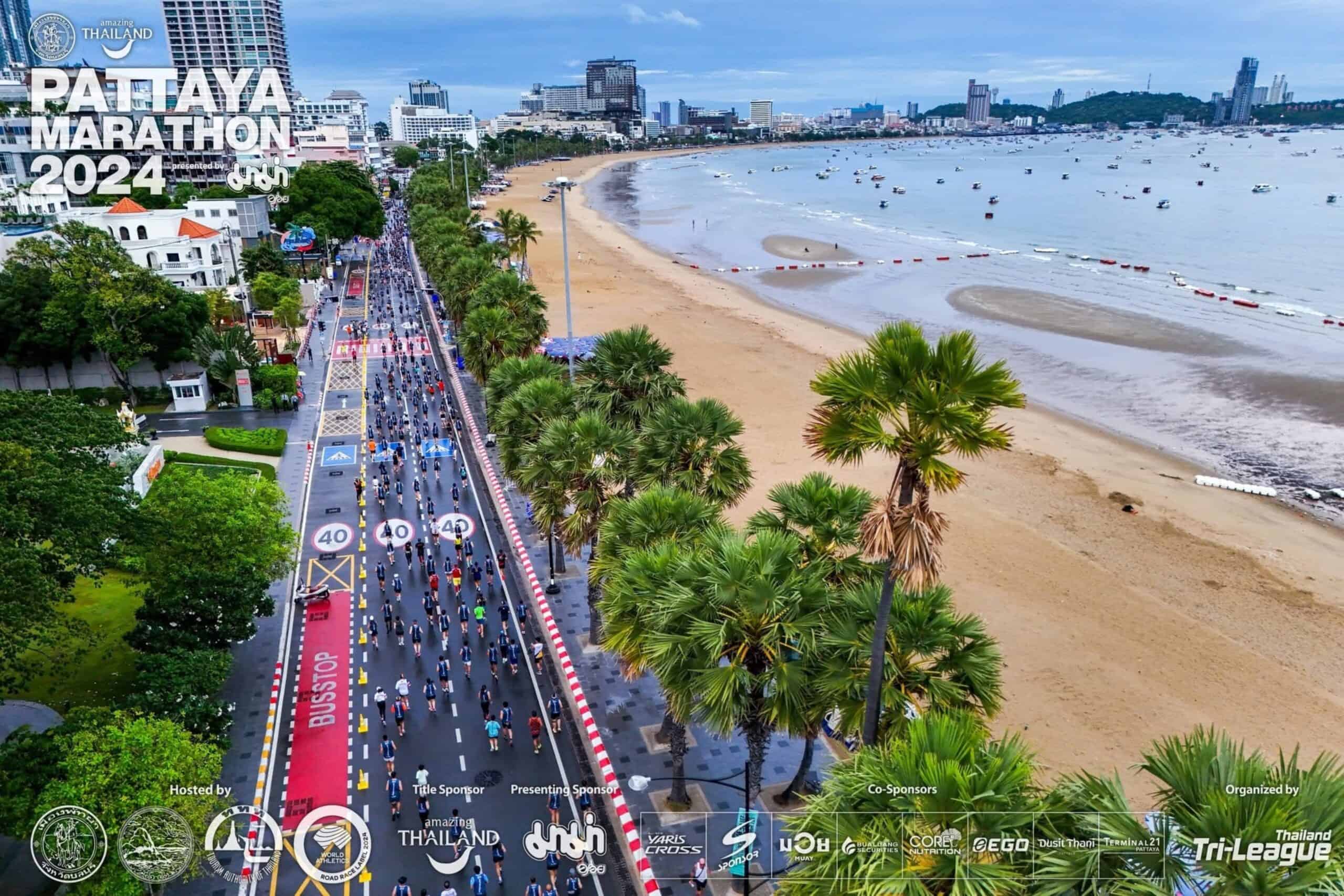 ผู้เข้าร่วมการแข่งขันวิ่งมาราธอนพัทยา กำลังวิ่งไปตามถนนเลียบชายหาด